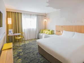 1 chambre, bureau, rideaux occultants, fer et planche à repasser