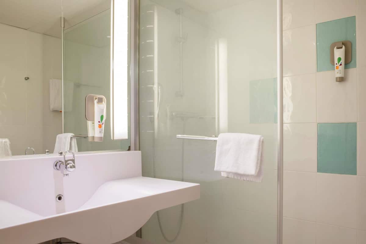 Standard Room, 2 Twin Beds | 1 bedroom, desk, blackout drapes, iron/ironing board