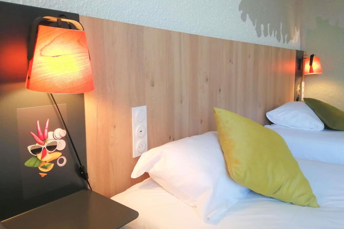 Chambre Standard, 2 lits une place | 1 chambre, bureau, rideaux occultants, fer et planche à repasser