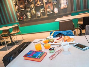 每日供應自助早餐 (每人 EUR12)