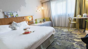 1 多间卧室、办公桌、遮光窗帘、熨斗/熨板