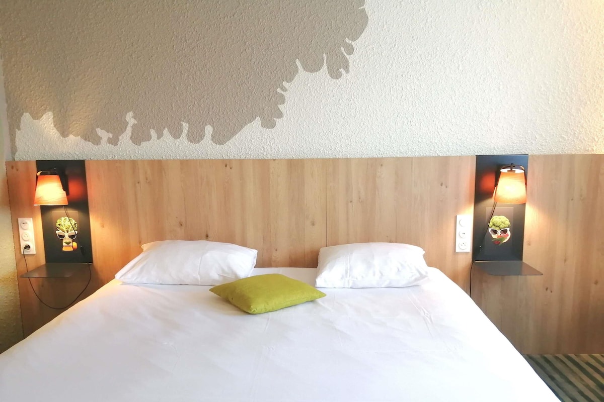 Standard Room, 1 Double Bed | 1 bedroom, desk, blackout drapes, iron/ironing board