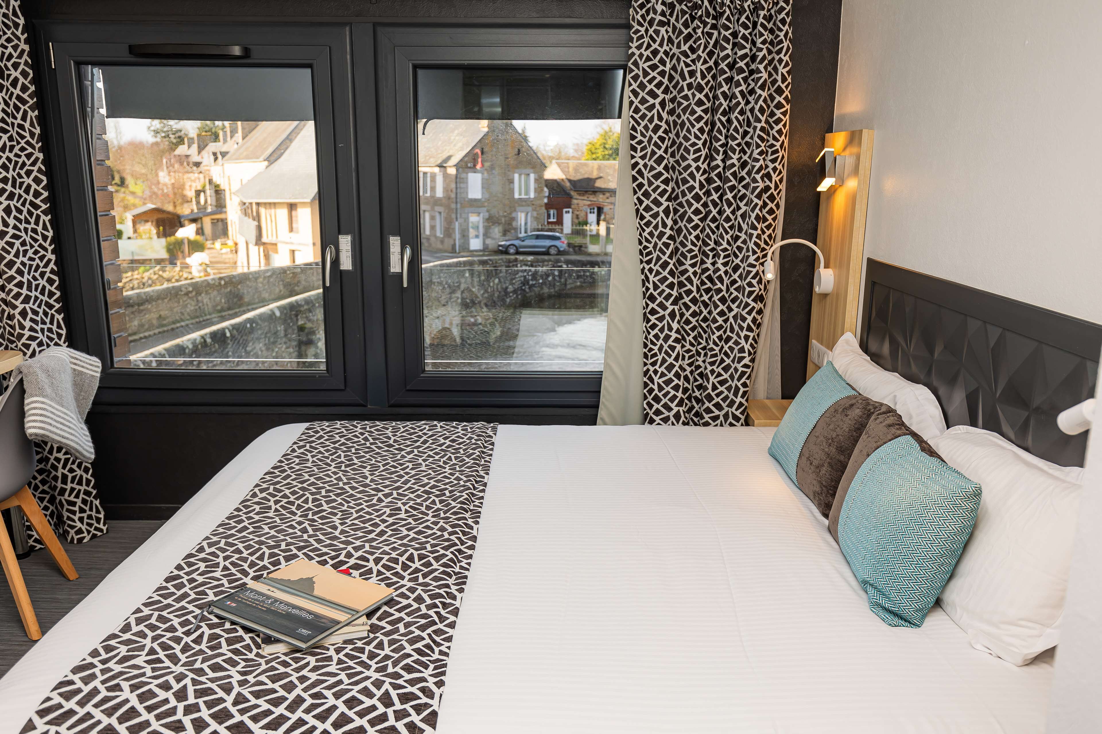 egyptian cotton sheets, premium bedding, in-room safe, desk