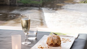 A table with a dessert, a glass of water, and a glass of champagne. - Best Western Le Moulin De Ducey (Ducey-les-Chéris)