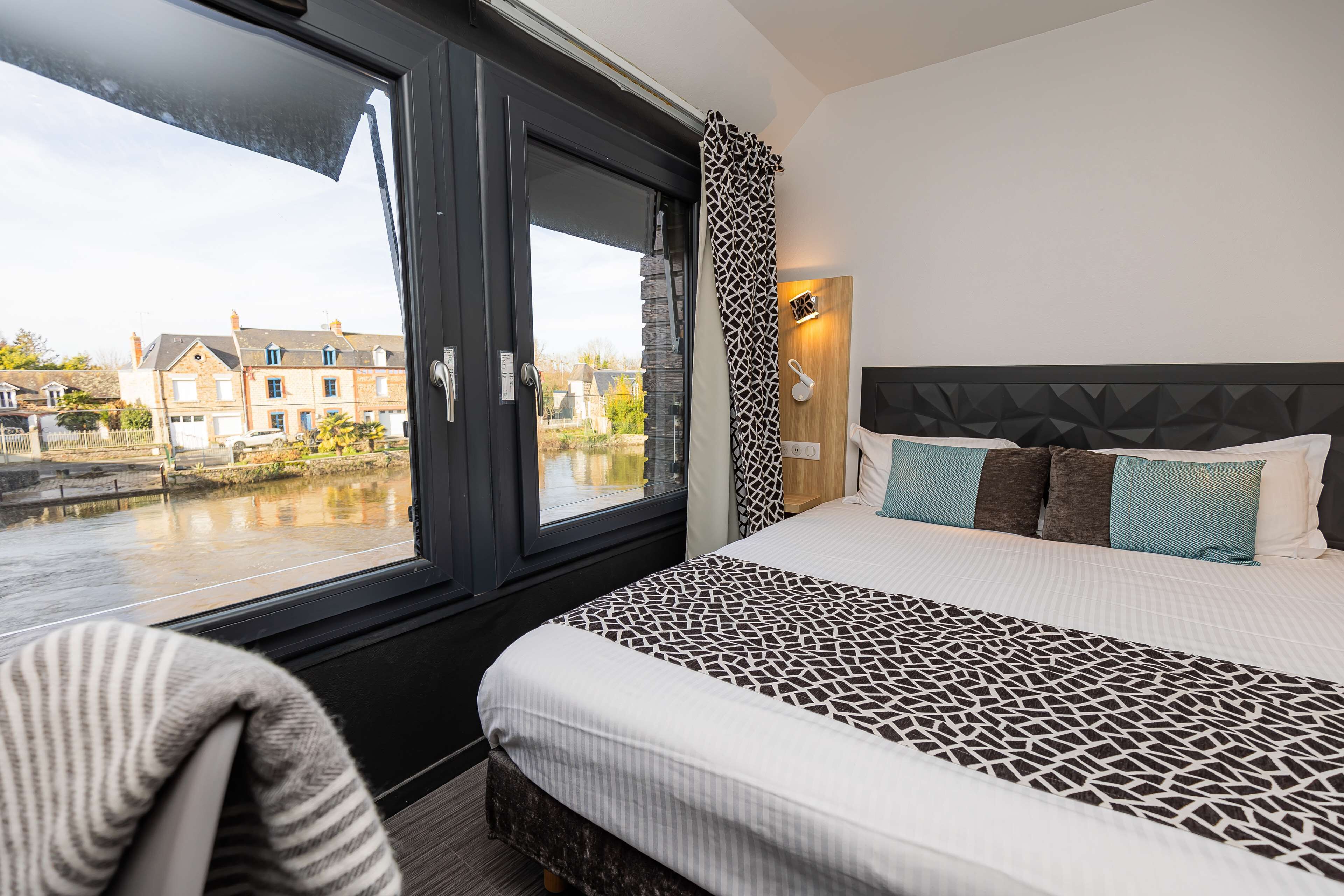 superior room, 1 king bed, river view (larger room;twin bed on request) | egyptian cotton sheets, premium bedding, in-room safe, desk