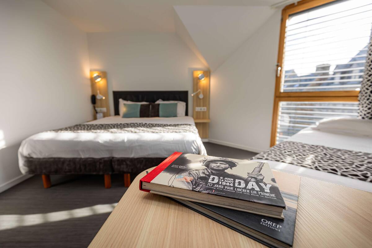 Egyptian cotton sheets, premium bedding, in-room safe, desk