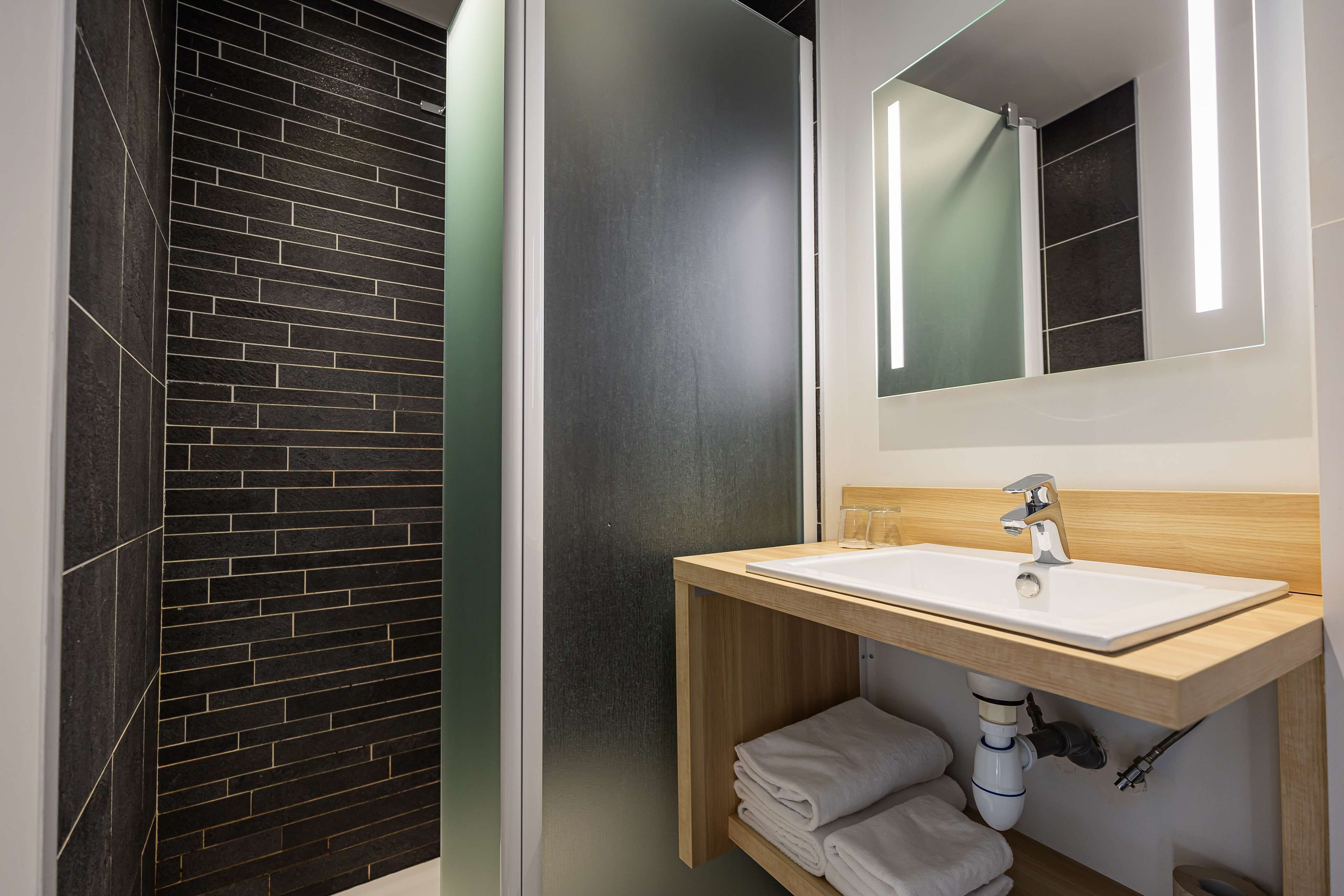 combined shower/bathtub, hair dryer, towels