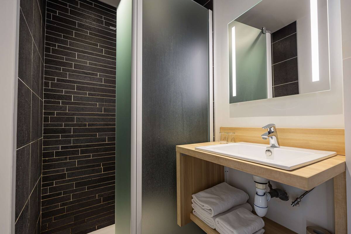 combined shower/bathtub, hair dryer, towels