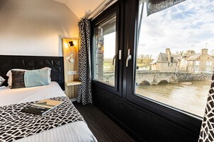 Quarto superior, várias camas, vista para o rio (Larger Room;Twin bed on request) | Roupas de cama de algodão egípcio, roupas de cama premium