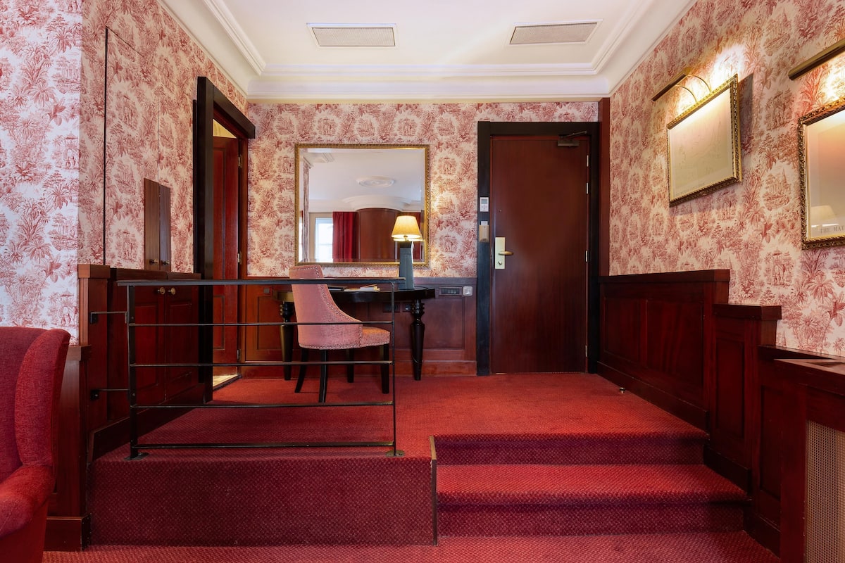 Junior Suite, 1 King Bed, Non Smoking | Premium bedding, Select Comfort beds, minibar, in-room safe