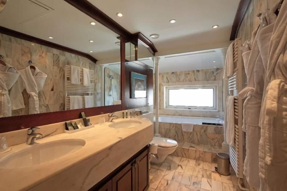 Bathroom | Free toiletries, hair dryer, towels, soap