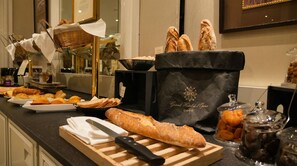 Petit déjeuner buffet servi tous les jours en supplément