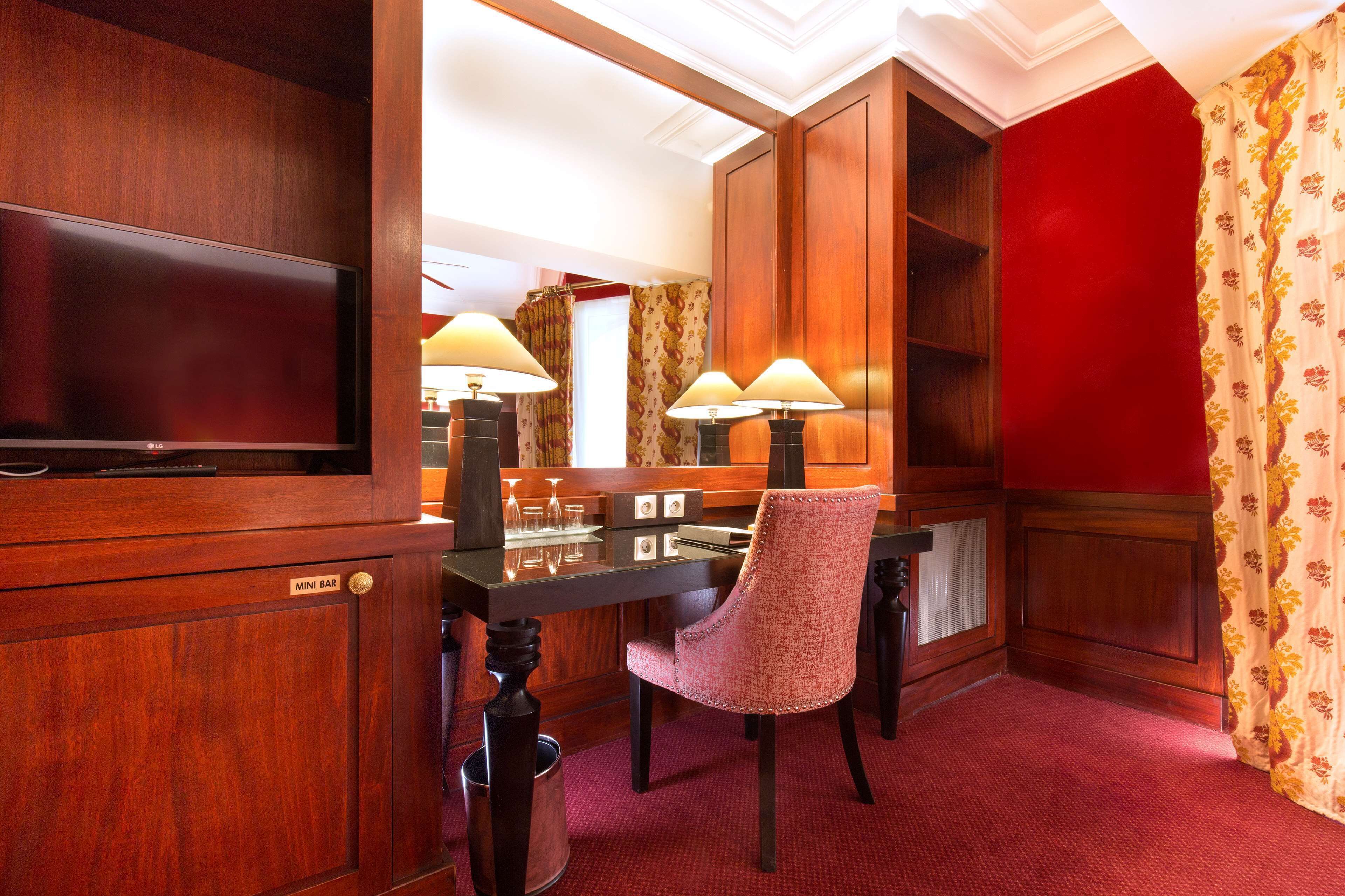 suite, 1 king bed, non smoking | room amenity