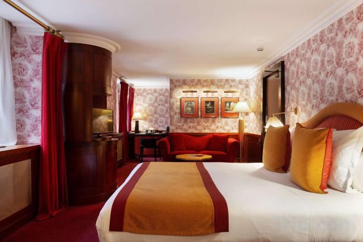 Seprai premium, tempat tidur Select Comfort, minibar, dan brankas