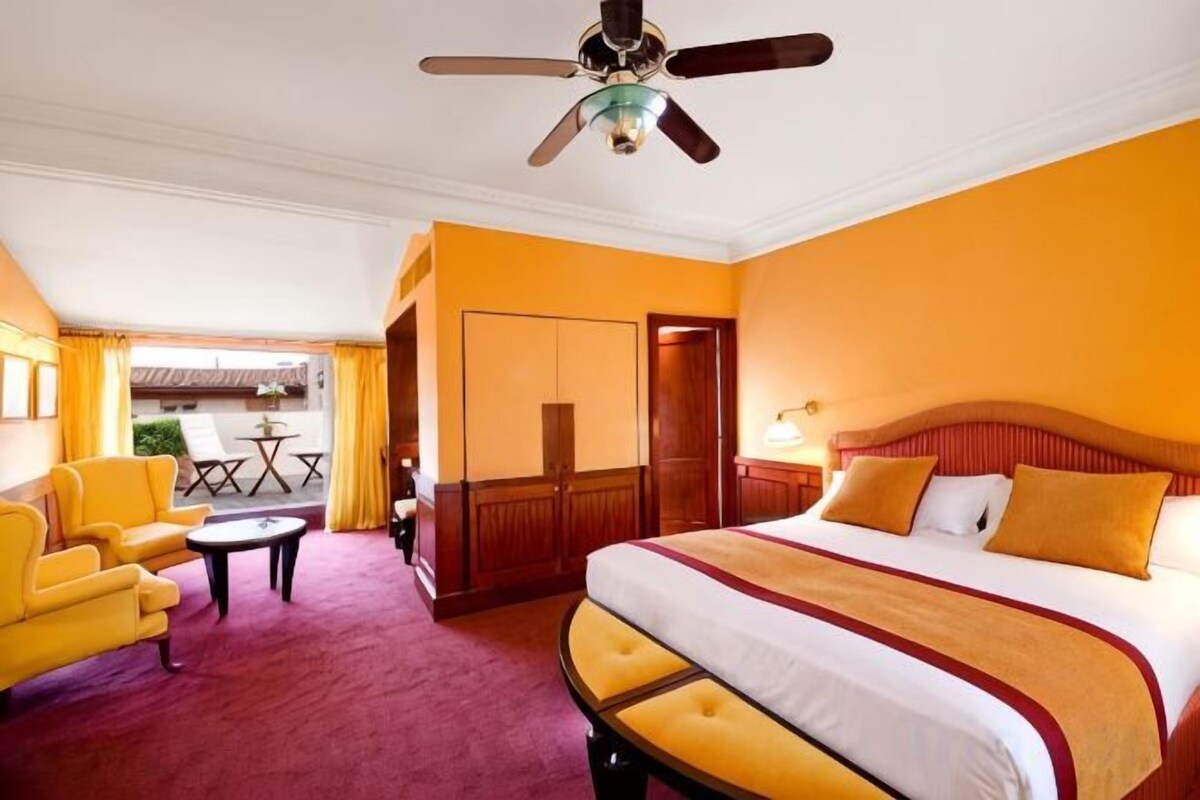 Seprai premium, tempat tidur Select Comfort, minibar, dan brankas