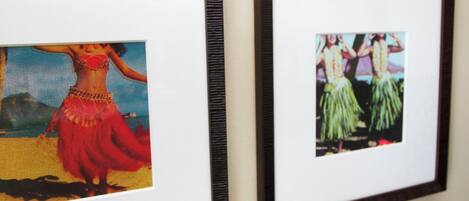 Duas obras de arte emolduradas numa parede.