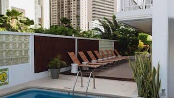 Kolam renang outdoor, dengan kursi berjemur