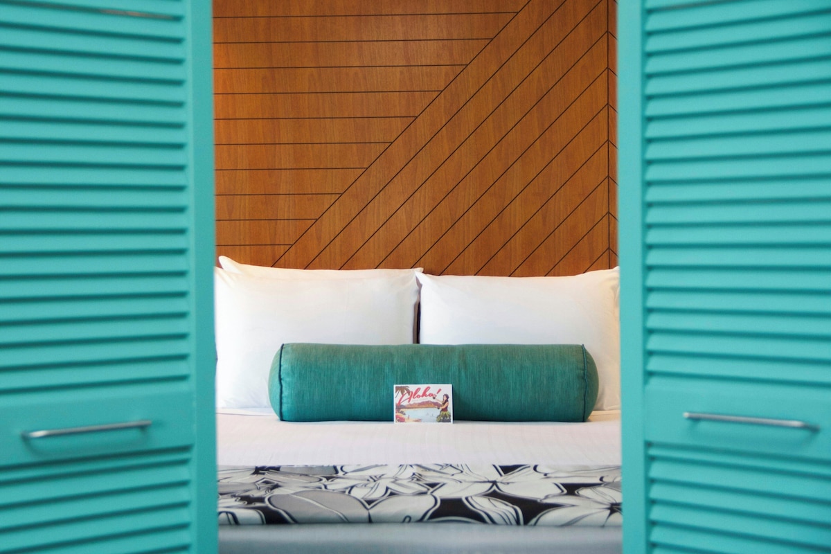 Suite, 1 Bedroom (Accessible) | In-room safe, desk, laptop workspace, blackout drapes