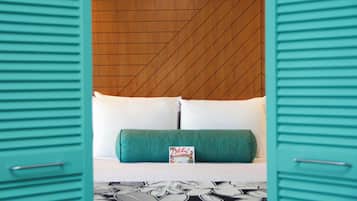 Una habitación de hotel con una cama, almohadas y una revista sobre la cama.