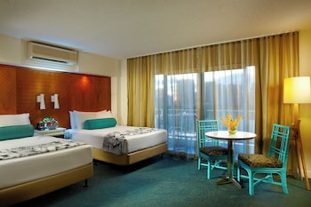 Club Suite, 1 Double Bed | Property entrance at Oasis Hotel Waikiki