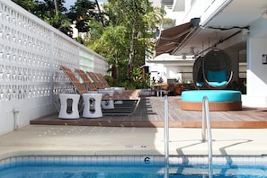Piscine extérieure, chaises longues