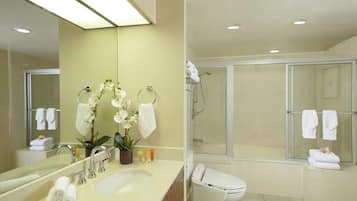 Une salle de bain moderne avec un lavabo, un miroir et un espace douche.