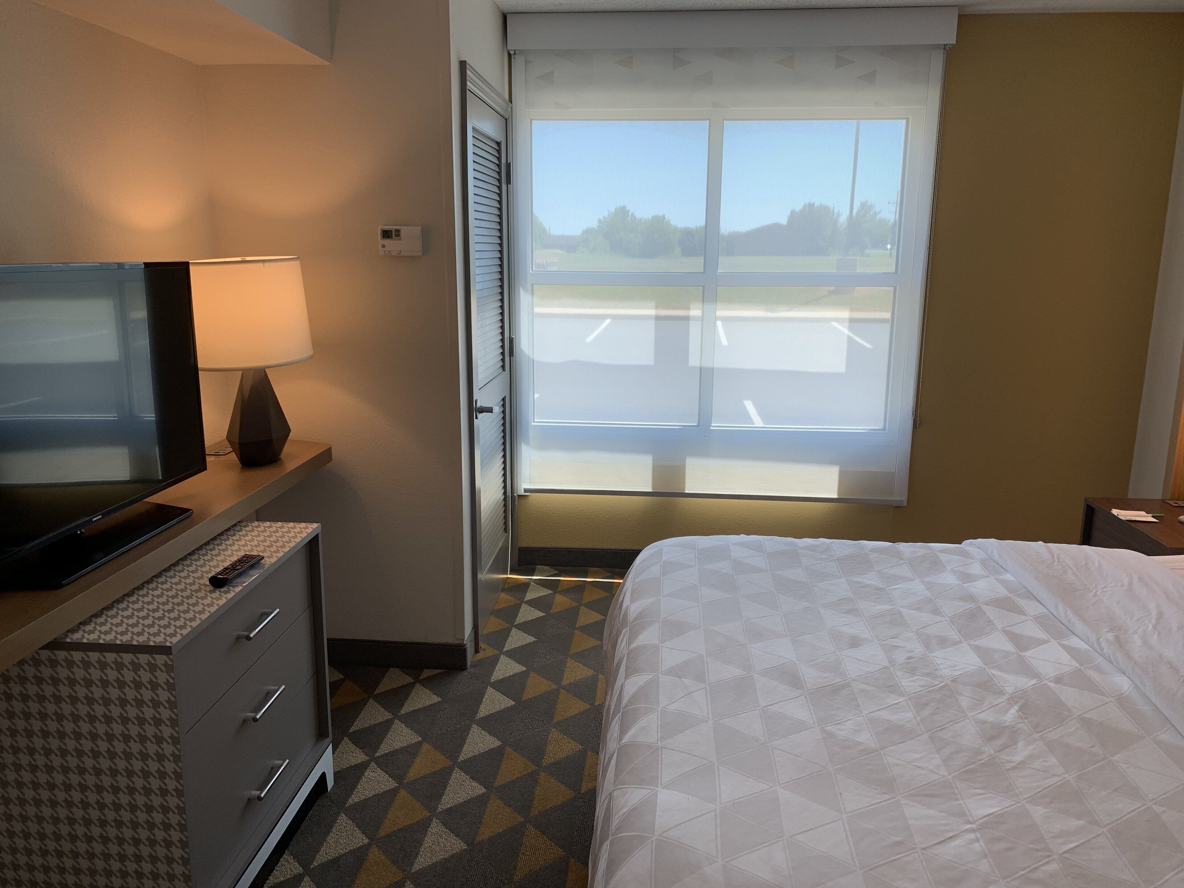 in-room safe, desk, laptop workspace, blackout curtains