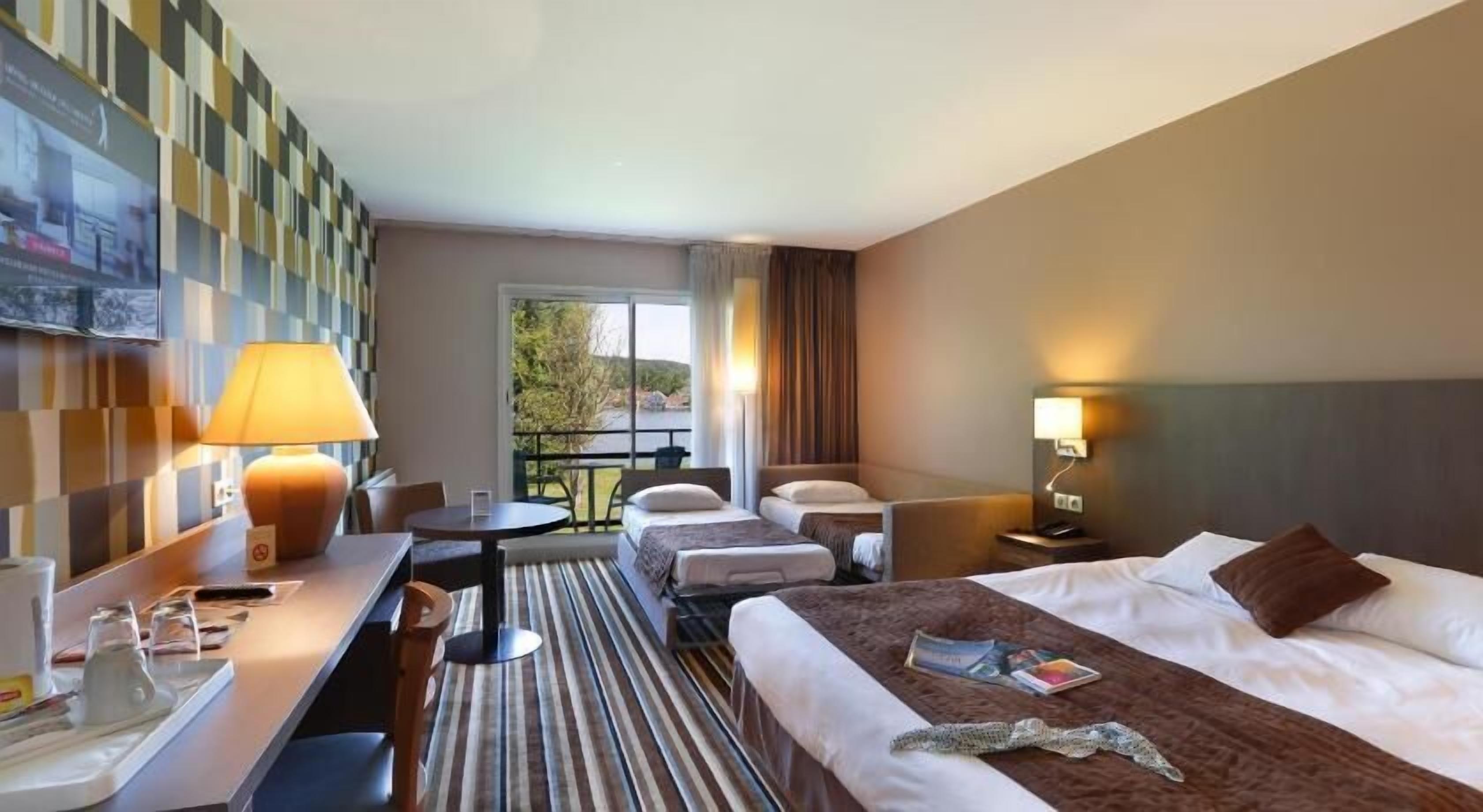 Hochwertige Bettwaren, Minibar, Zimmersafe, Schreibtisch