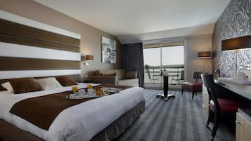 Room Elegance Lake View | Premium bedding, minibar, in-room safe, desk
