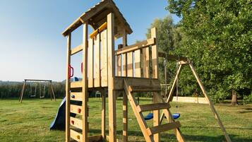 Área de juegos infantiles al aire libre