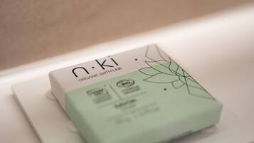 Un emballage portant la mention « n.ki, gamme de produits de bain biologiques », posé sur une surface blanche.