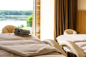 Couples treatment rooms, spa tub, massages