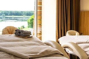 Couples treatment room(s), hot tub, massages