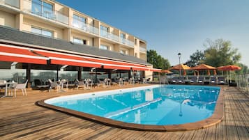 Breakfast, lunch, dinner served; French cuisine