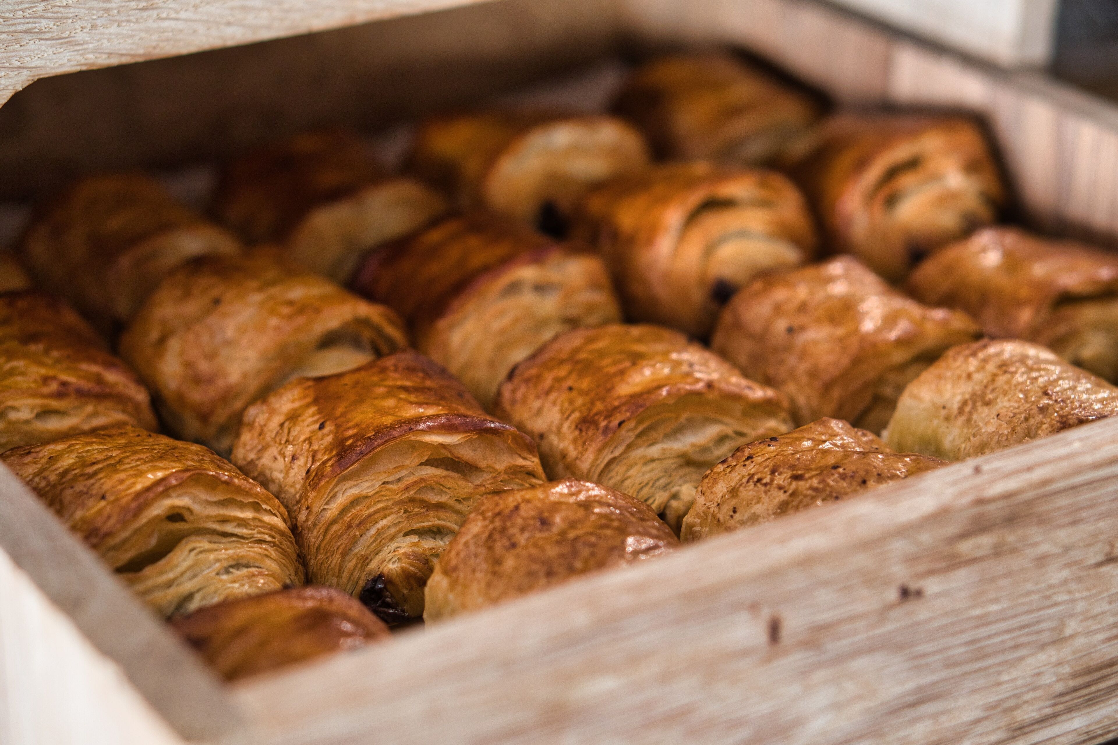Una caja de madera con varios pasteles.