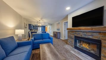 Suite, flere senger, ikke-røyk | Senger med overmadrass, blendingsgardiner og strykejern/-brett