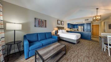 Suite, 1 Tempat Tidur Queen dengan tempat tidur Sofa, Bebas Asap Rokok | Bantalan ekstra lembut, tirai kedap cahaya, dan setrika/meja setrika