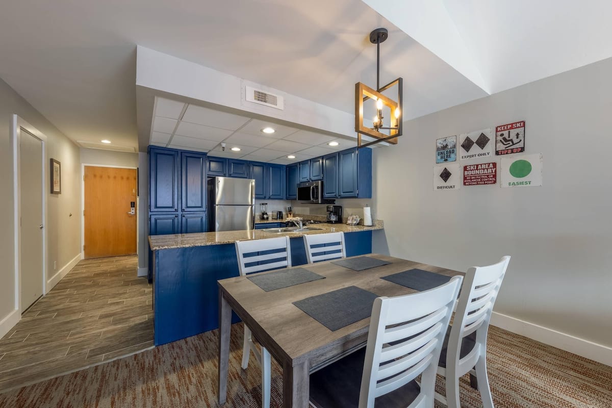 One Bedroom Suite, Accessible | Camas con pillow-top, cortinas blackout y tabla de planchar con plancha