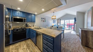 Suite, 1 kingsize bed met slaapbank, niet-roken | Pillowtop-bedden, verduisterende gordijnen, een strijkplank/strijkijzer