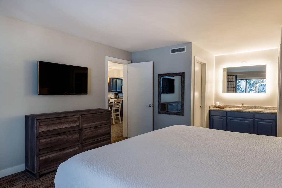 Suite, varias camas, para no fumadores | Camas con pillow-top, cortinas blackout y tabla de planchar con plancha