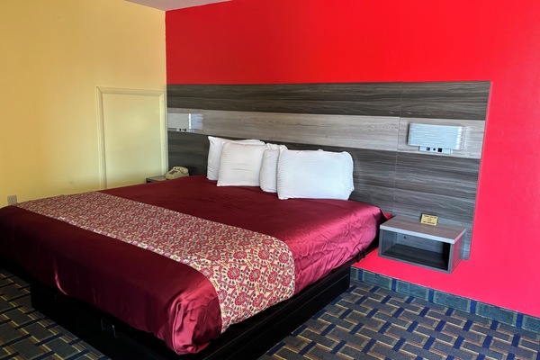 Standard Room, 1 King Bed | Desk, iron/ironing board, WiFi (free)