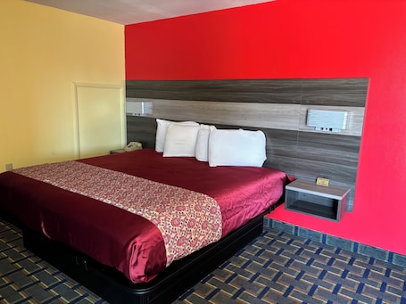 Escritorio, tabla de planchar con plancha y wifi gratis . Villa Inn