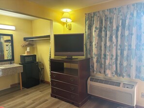 Standard Room, 2 Queen Beds | Desk, iron/ironing board, free WiFi - Villa Inn (Lawrenceburg)