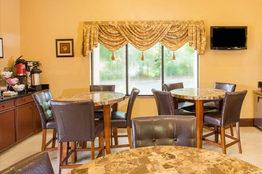 Travelodge by Wyndham Fort Myers Airport