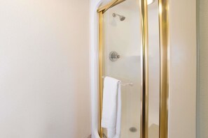 Shower, free toiletries, hair dryer, towels - Travelodge by Wyndham Fort Myers Airport (Fort Myers)
