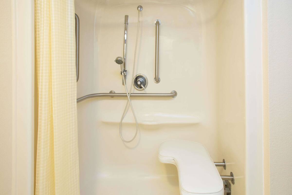 standard room, 1 king bed, accessible | bathroom | shower, free toiletries, hair dryer, towels