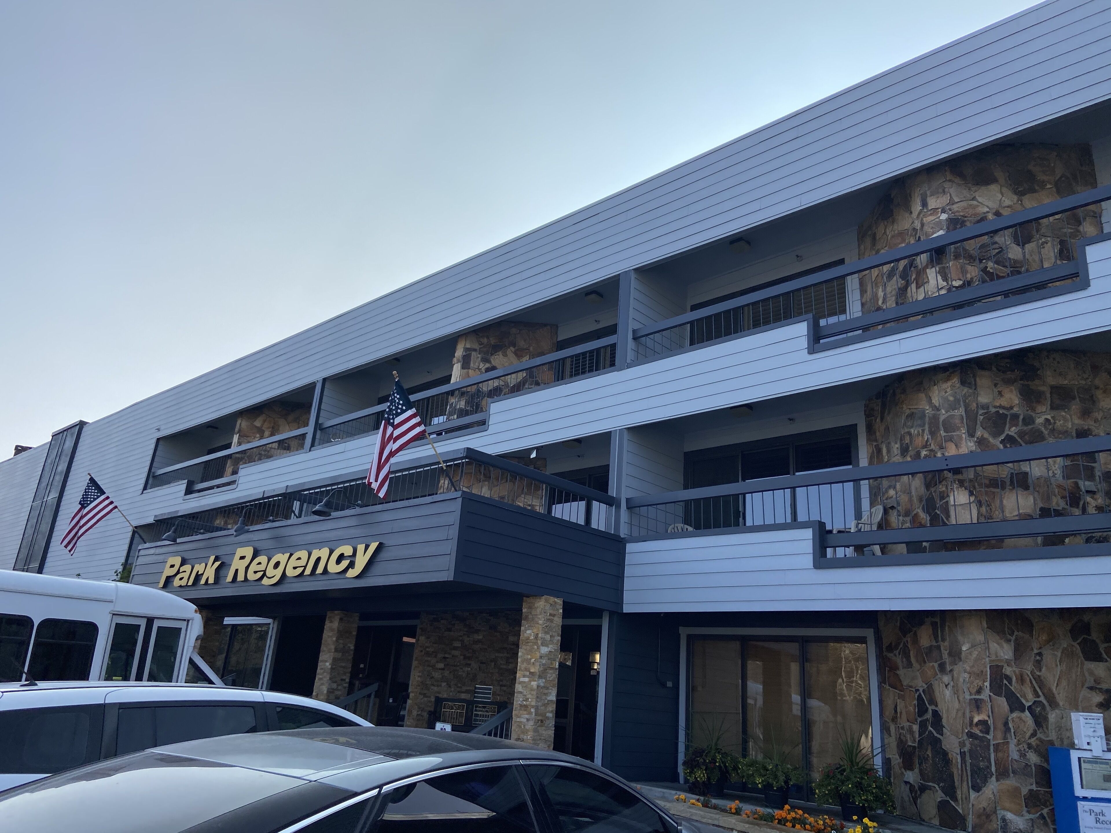 Un immeuble à plusieurs étages, doté d’une façade en pierre et d’une enseigne indiquant « Park Regency ».