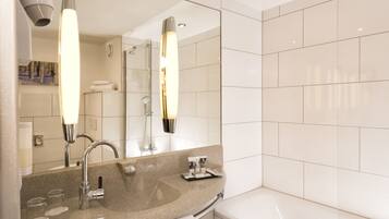 Combined shower/bathtub, eco-friendly toiletries, hair dryer, towels
