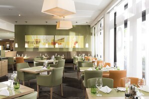 Breakfast, lunch, dinner served; international cuisine, garden views  - Mercure Hotel Düsseldorf Airport (Ratingen)