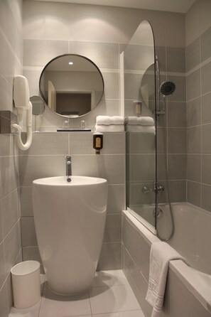 Rainfall showerhead, free toiletries, hair dryer, towels - Hotel Amirauté (Toulon)